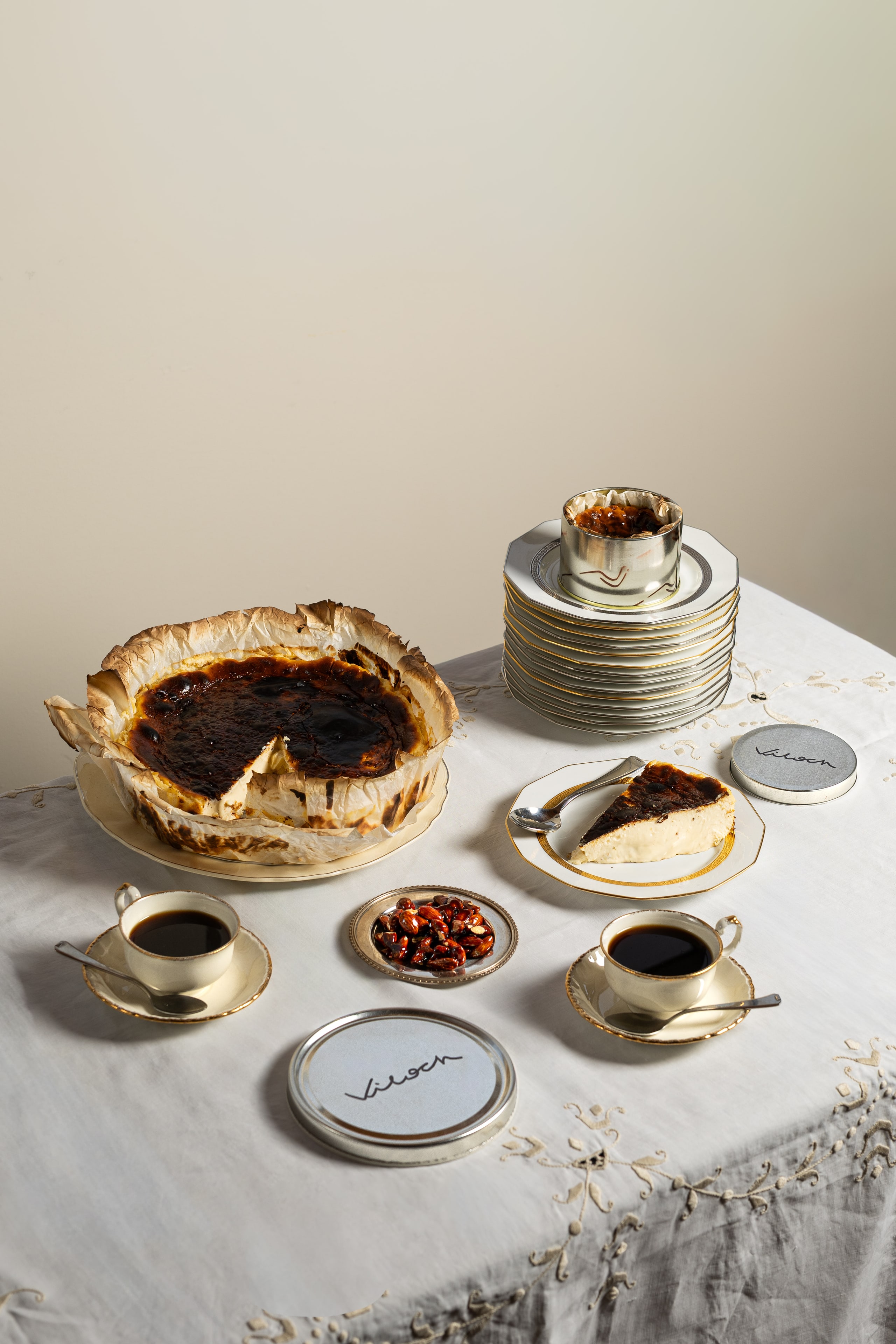 Mesa con tartas Viloch, café y toppings